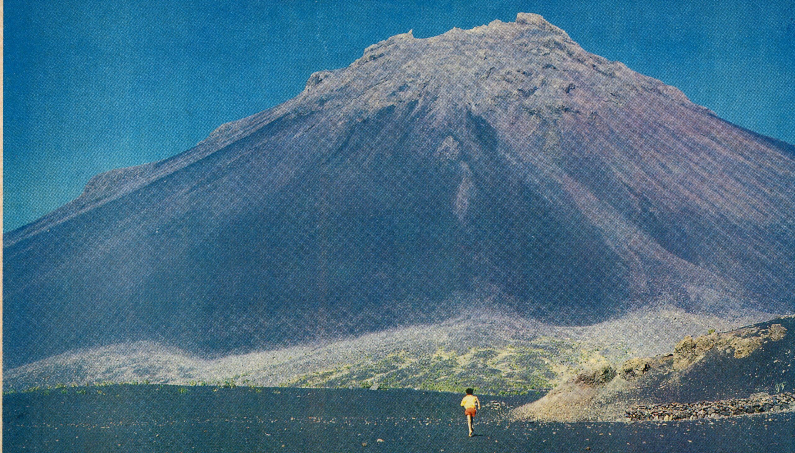 Carlos på vei mot vulkantoppen Pico.