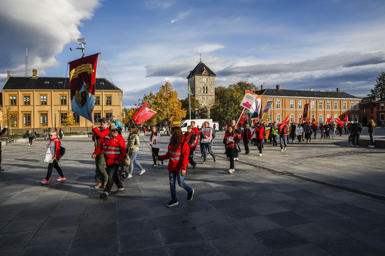 IMG_50acebac-6f70-42db-9_1_1_S711EI7J Skal det bli like fint å jobbe som å danse i sola på Torvet? Høstsola skinner på fanene til de streikende på Trøndelag Teater. FOTO: TERJE SVAAN