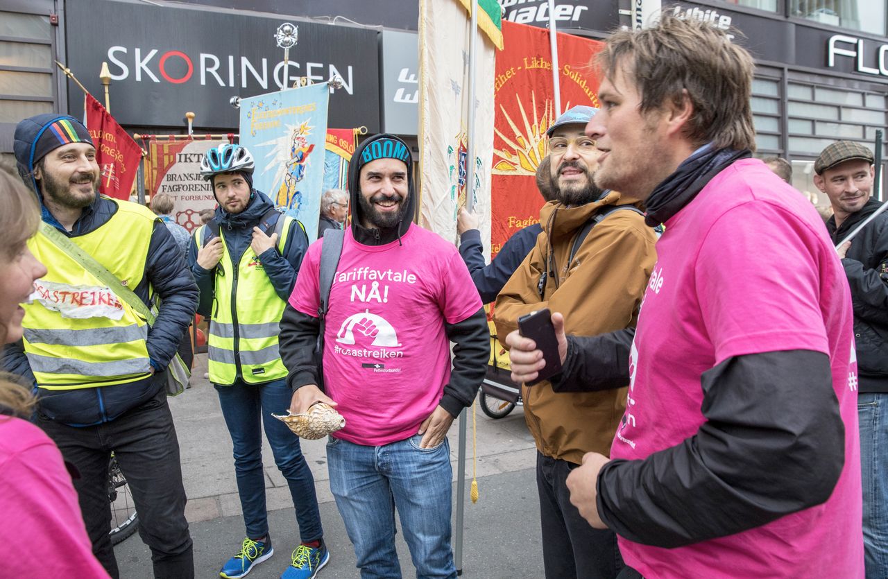 NTB_gcFaZobdxqw Rosa-streiken i 2019: Foodora-syklistene samlet utenfor Riksmeklerens kontor i Oslo før meklingen startet. FOTO: NTB, OLE BERG-RUSTEN