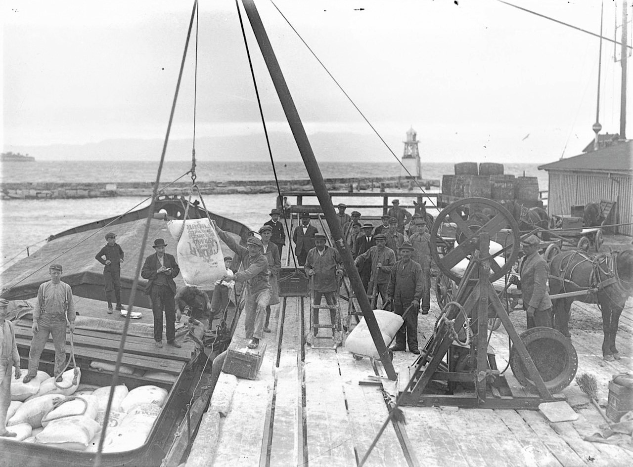 Streikebrytere Streikebrytere i arbeid på Brattøra i Trondheim i 1924.